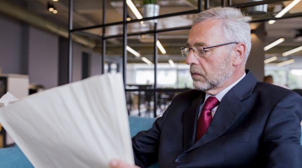 Știrile dimineții. Despre războiul valutar, criza bancară, China și creșterea pensiilor