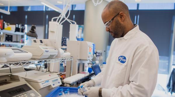 Covid încă aduce profit pentru Pfizer, dar nu vaccinurile