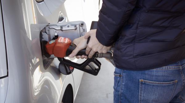Benzina şi motorina, tot mai ieftine. Cât costă un litru de carburant astăzi, 16 mai
