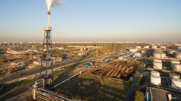 Arabia Saudită lansează avertismente, petrolul se scumpește 