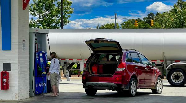 Benzina s-a ieftinit un pic. Preţul carburanţilor în România, astăzi, 1 iunie 2023