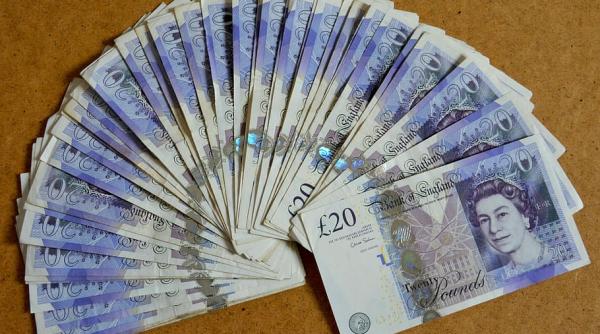 Lira sterlină crește pe măsură ce piețele se concentrează pe alte pariuri