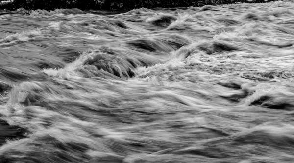 Cod roşu de inundaţii pe mai multe râuri din acest judeţ