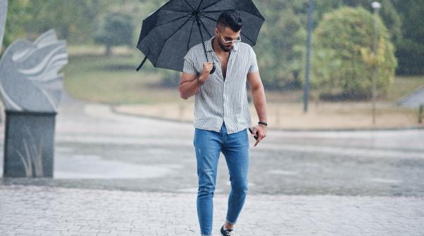 Ploi torențiale în 15 judeţe, plasate sub Cod portaliu. Cod galben în Bucureşti