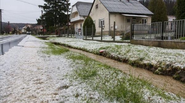 Meteo. Două județe, sub Cod roșu de ploi torențiale, până marți. Cod portocaliu și galben pentru peste 16 județe HARTA