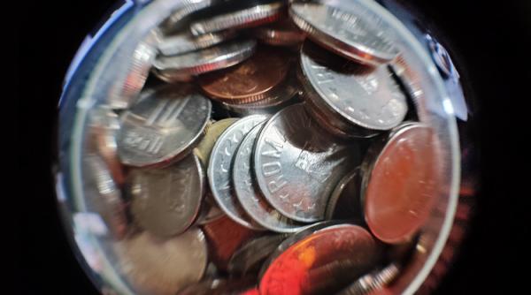 Cursul valutar. Leul urcă față de euro și dolar. Aurul se ieftinește puțin