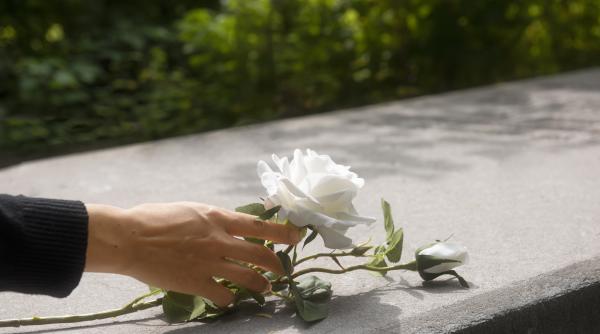 În cât timp se achită și care este valoarea ajutorului de deces