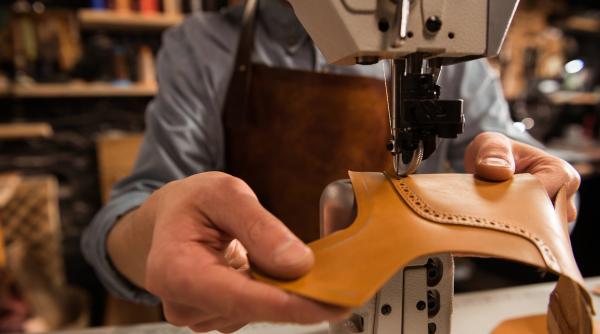 Unul dintre ultimii producători francezi de încălțăminte, cumpărat de americani