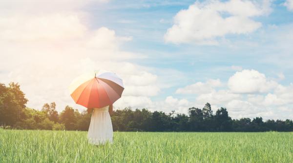 Val de caniculă, presărat cu ploi, vijelii și inundații! Cum va fi vremea în iulie