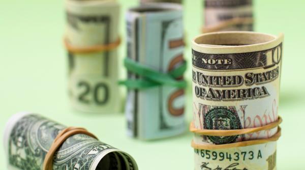 Dolarul demonstrează slăbiciune, yenul strălucește și câștigă teren