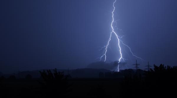 Prăpăd în jumătate de ţară. După caniculă vin vijeliile, ploile torenţiale şi grindina. Avertizare ANM