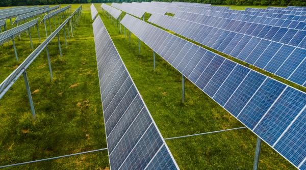 Proiectul de construire a patru parcuri fotovoltaice în România primește finanțare