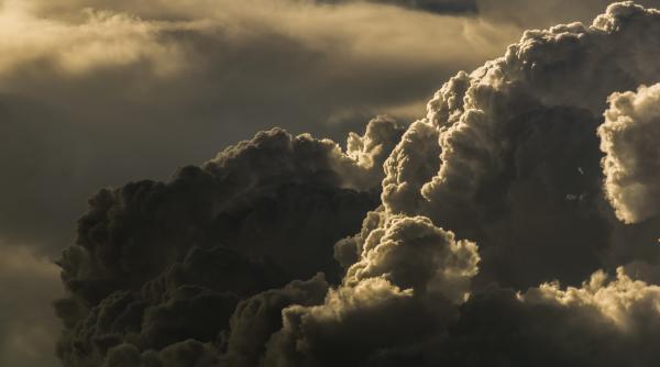 După caniculă, vin furtunile! Judeţele vizate de avertizarea de vijelii, ploi torenţiale şi grindină