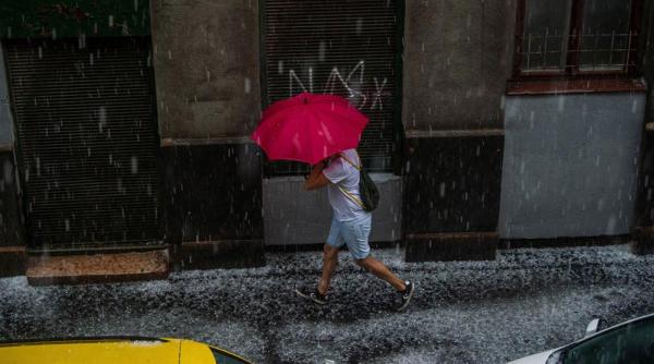 Meteo. Coduri roșii și portocalii de ploi intense, vijelii și grindină pentru mai multe județe