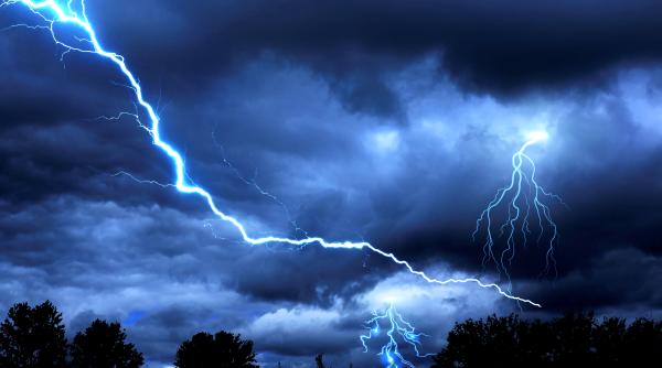 Averse și vijelii în 10 județe din România. Cod galben până marți dimineața