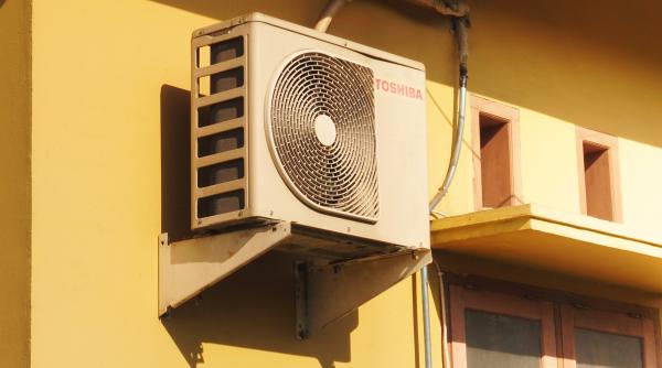 E bătaie în magazine pe aparatele de aer condiţionat, pe fondul caniculei