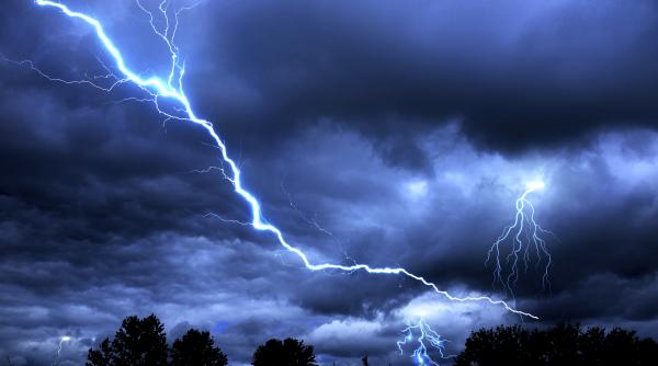 Ploi abundente, tunete și fulgere, vânt puternic! În sfârșit, ne vom mai răcori un pic 