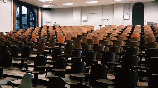 Bani europeni pentru elevii şi studenţii din România. Cine primeşte şi pentru ce 