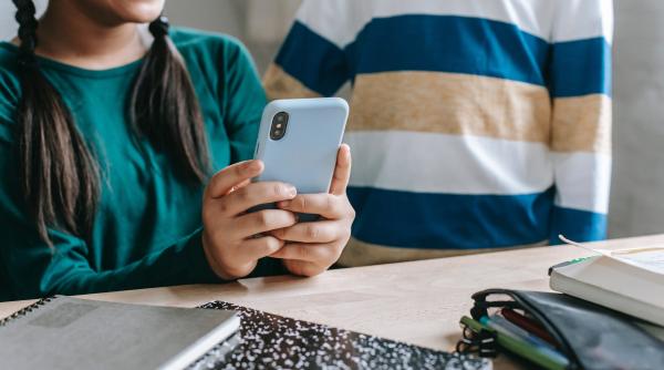 Acțiunile companiilor tech chinezești scad pe fondul limitării folosirii telefoanelor de către copii