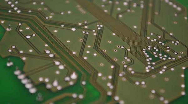 Elon Musk stânge bani pentru dezvoltarea Neuralink