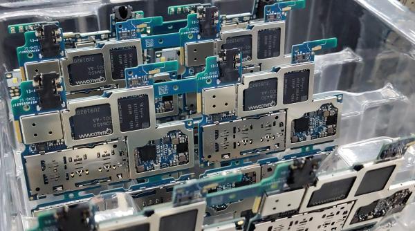 Americanii investesc miliarde de dolari în producția de semiconductori dar și-au dat seama că nu au experți