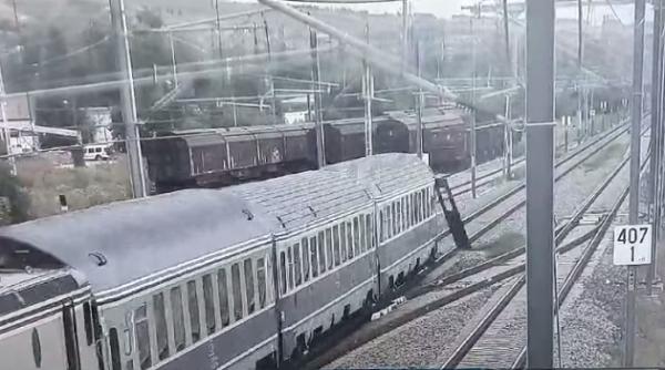 Scandal monstru! CFR Infrastructură acuză CFR Călători că minte şi prezintă şi imaginile, după cazul trenului căruia i-a picat o uşă