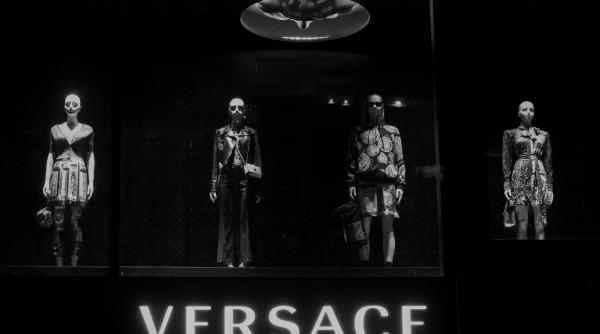 Versace și alte mărci de lux vor fi vândute unei multinaționale americane