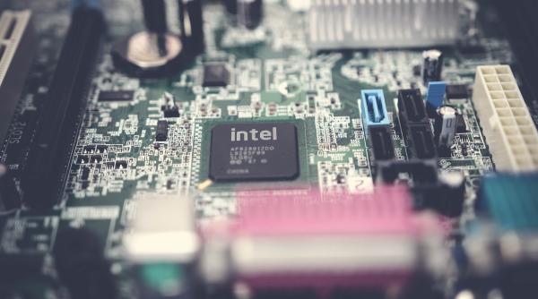 Intel anulează o tranzacție de 5,4 miliarde de dolari pentru cipuri, iar la mijloc ar putea fi China