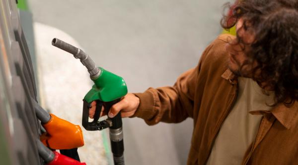 Combustibilii continuă să se scumpească. Motorina a ajuns la peste 8 lei la unele stații