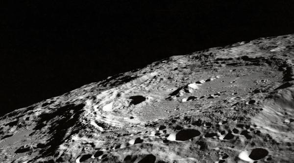 De ce se agențiile spațiale se precipită spre Polul sud al Lunii