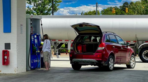 Prețul benzinei, în scădere astăzi, 24 august. Cât costă litrul de motorină