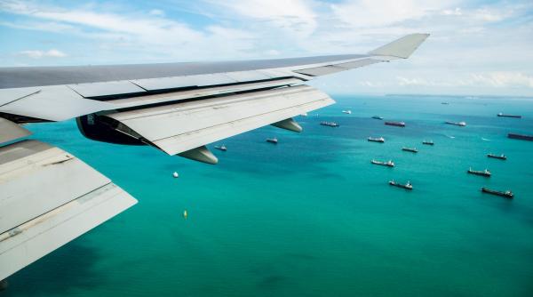 Companiile de transport maritim, lovite de pierderi masive. Cozi de nave cargo în porturile asiatice