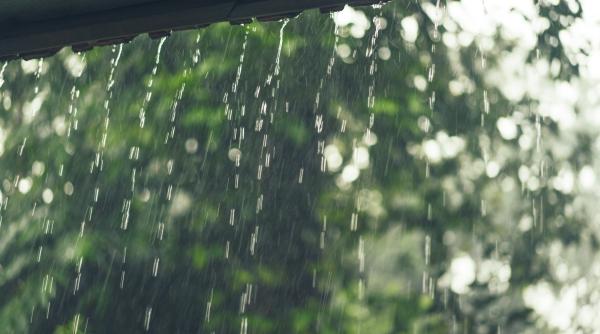 Cod portocaliul de ploi torenţiale, vijelii şi grindină. Judeţele vizate de avertizarea ANM