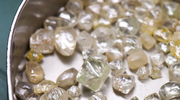 Tristețe la cel mai mare comerciant de diamante. Anunțul De Beers despre vânzări