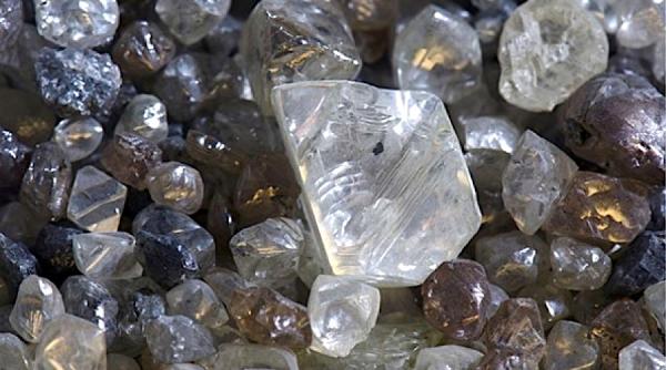 Piața diamantelor se prăbușește. De Beers ieftinește cu 40% unele dintre pietre