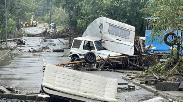 Destinațiile de vacanță favorite ale românilor, măturate de furtuni violente și ploi