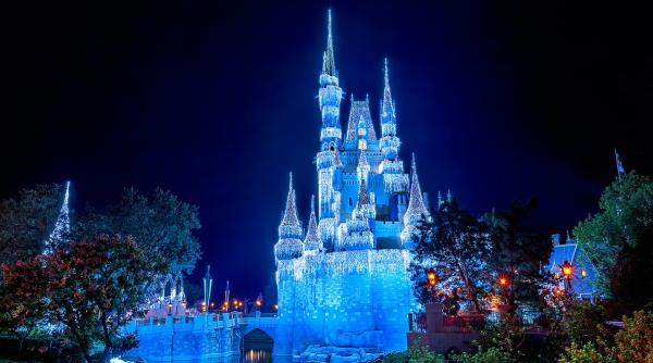 Disney trebuie să plătească despăgubiri de 9,5 milioane de dolari unor abonați ale parcurilor de distracții