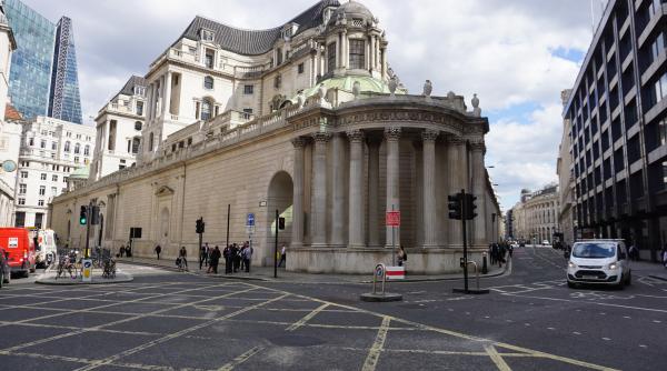 Economia Marii Britanii a scăzut cu 0,5%. Ratele dobânzilor au atins un nivel record