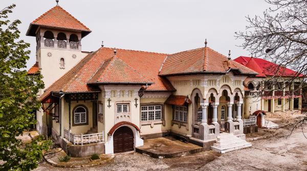 O bijuterie arhitecturală în stil neoromânesc este scoasă la vânzare