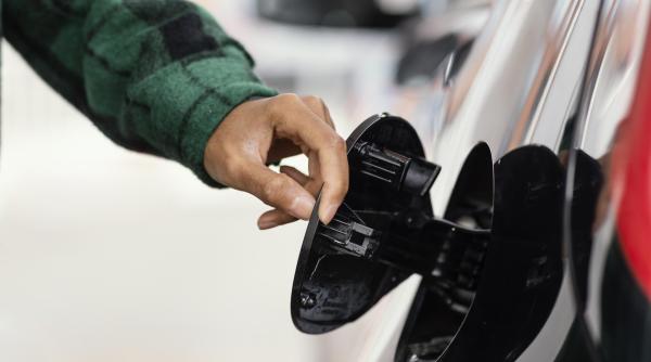 Benzina, sub 7 lei/litru, în București. Prețul carburanților astăzi, 12 octombrie