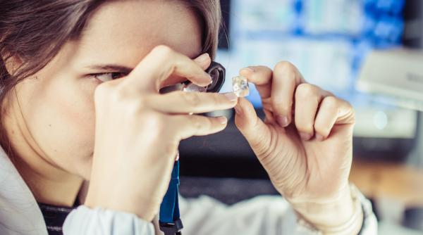 Un producător major de diamante artificiale întră în faliment