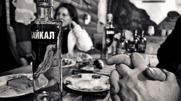 Măsură disperată la Moscova: Oficialii vor să scumpească vodca pentru a mai strânge bani la buget