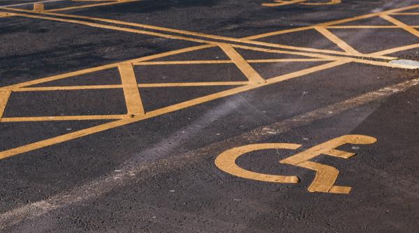 Sprijin de 1.500 de lei pentru persoanele cu handicap, plus noi facilități