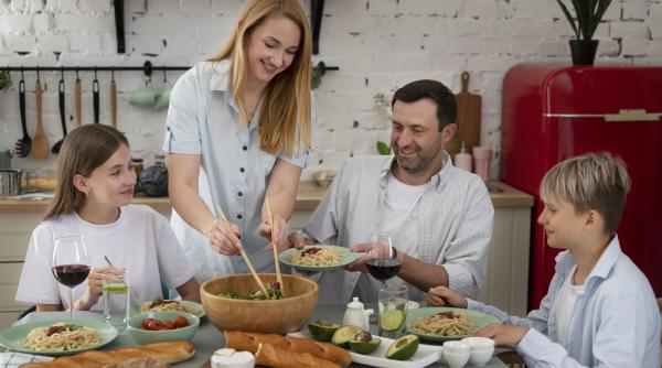 Cât înseamnă coșul minim de consum pentru ca o familie cu doi copii să ducă un trai decent 