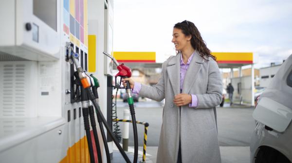 Prețul motorinei standard a coborât mult sub 8 lei/litru. Benzina, tot mai ieftină