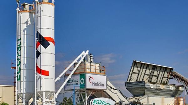 Holcim şi-a majorat estimările de profit, în pofida încetinirii economiei