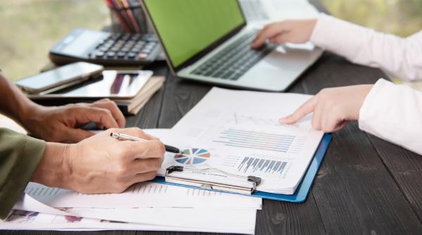 De când și cum se aplică noul regim de taxare pentru salariații din IT, construcții și industria agroalimentară