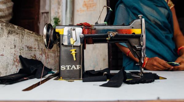 Presiuni pentru ca marile companii din lumea modei să contribuie la majorarea salariilor angajaţilor din Bangladesh la 114 dolari