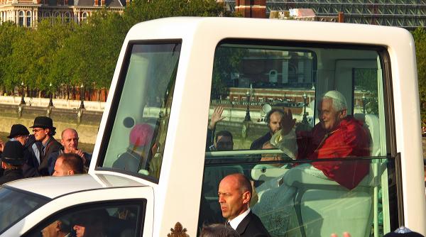 Vaticanul se aliniază la noile tendințe ecologice. Papa va circula cu mașini electrice de la Volkswagen