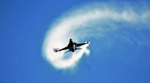 Derco şi Aerostar, acord pentru întreţinerea flotei de avioane F-16 a României